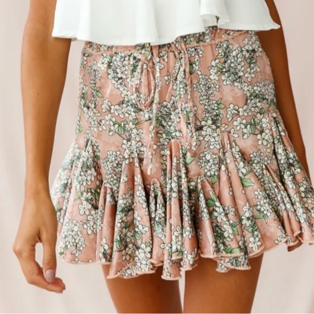 Brand NWT Selfie Leslie Robyn Flounce Mini Skirt 
MOCHA